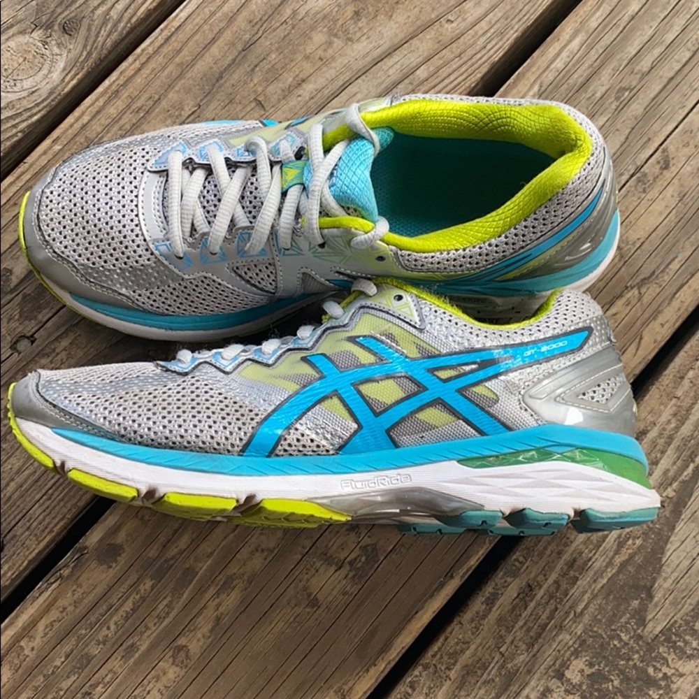 ASICS gray WOMEN’S GT-2000 4 size 7